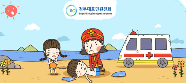 응급처치로 심폐소생술을 실실하고 있는 소방대원.